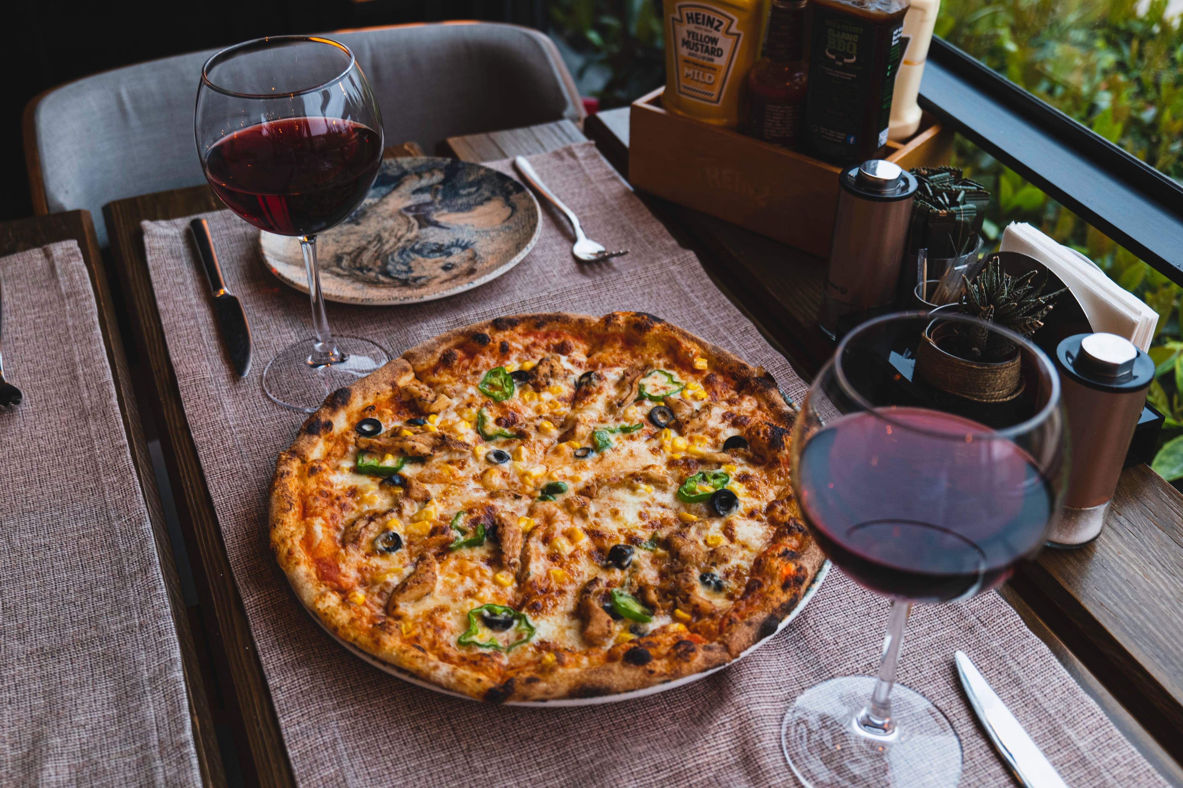 Athyra’da pizza ve içeceklerle hazırlanmış masa