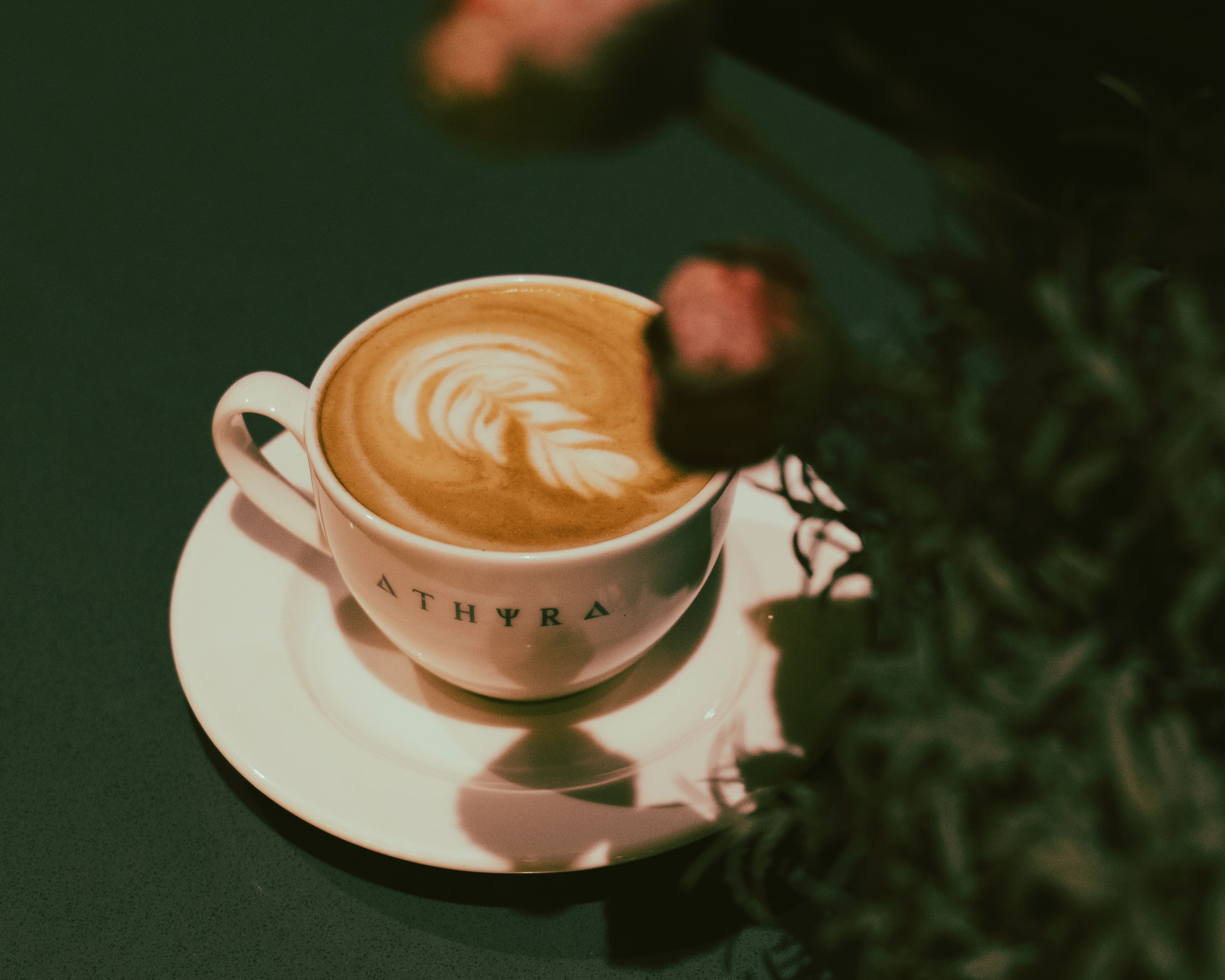 Athyra’da latte art ile hazırlanmış kahve sunumu