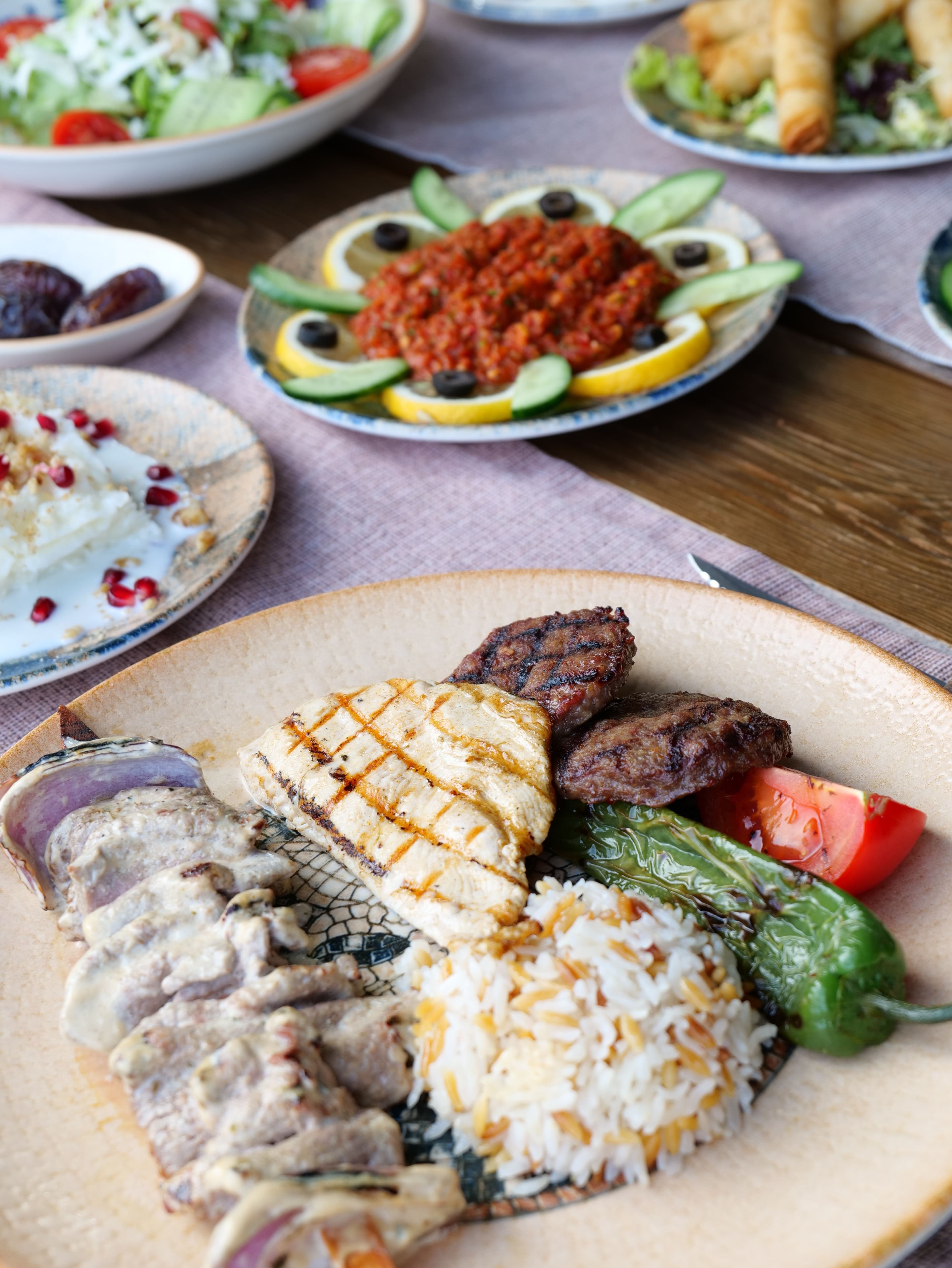 Athyra menüsünden ızgara, pilav ve salatayla bir tabak sunumu