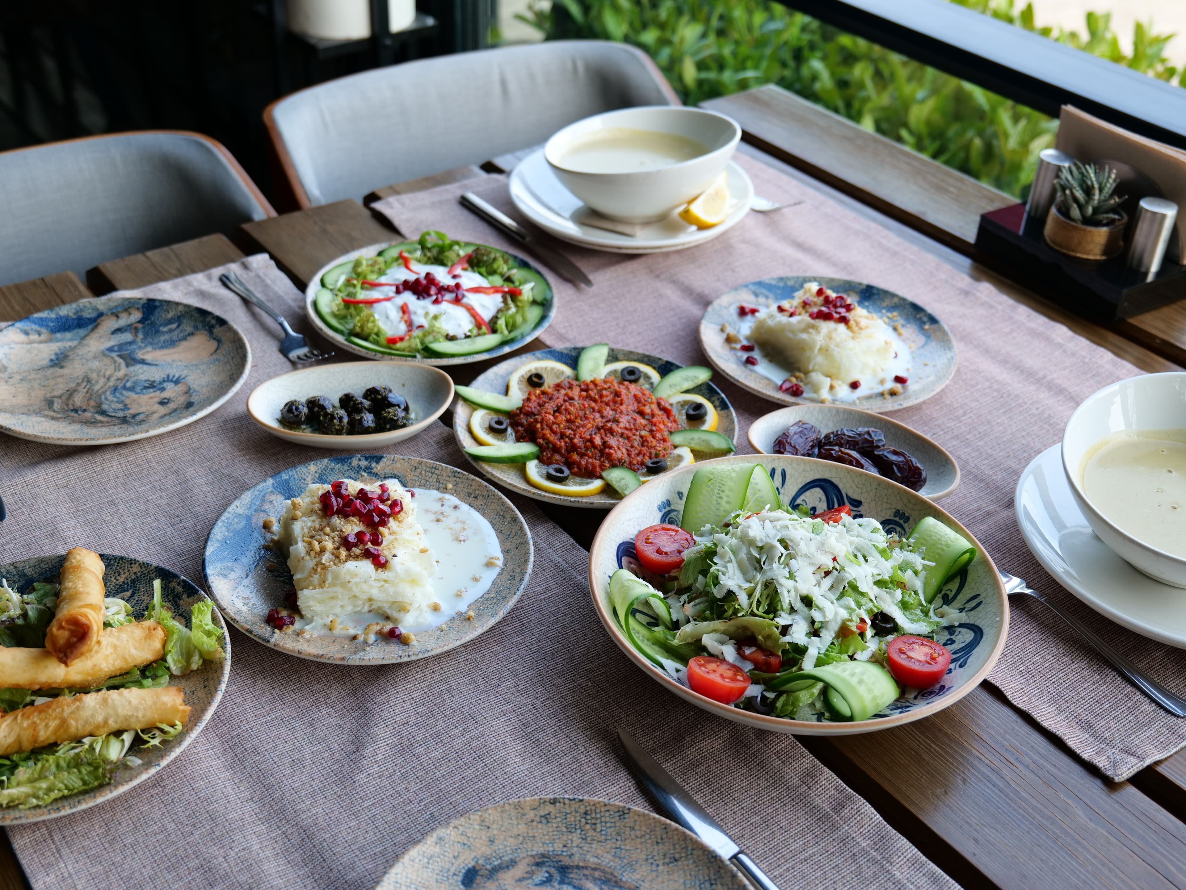 Athyra’da farklı yemeklerin bir arada sunulduğu sofra