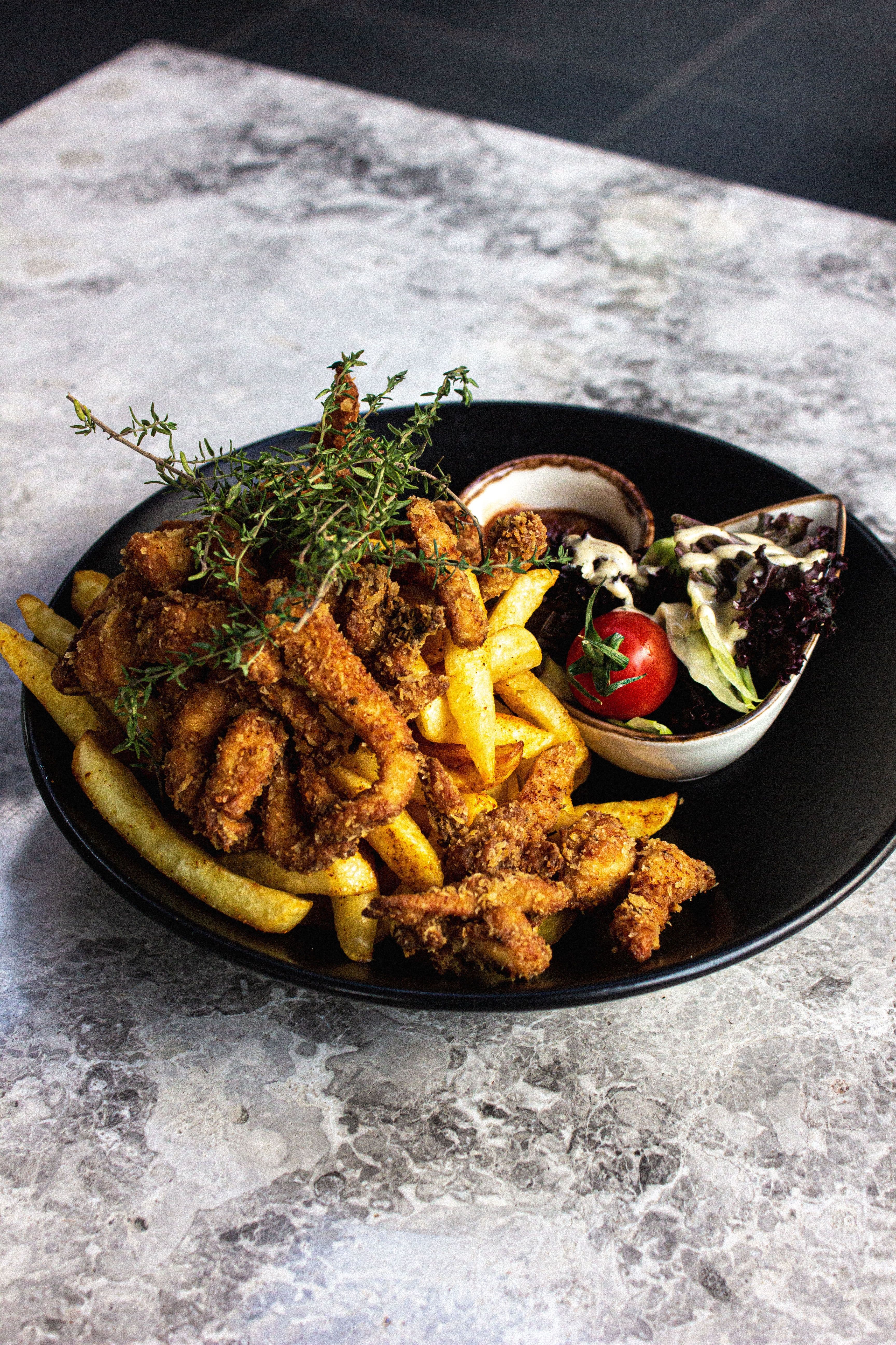 Fill Lounge’da patates ve garnitürle servis edilen yemek sunumu